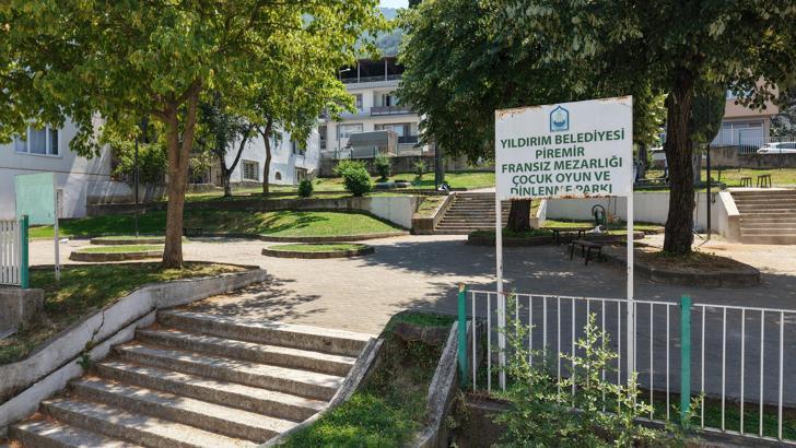 Çocuk parkındaki 'Fransız Mezarlığı', mezar taşlarından ibaret çıktı