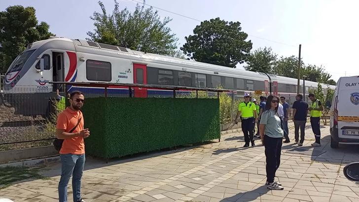 Raylardan geçerken yolcu treni çarptı, öldü
