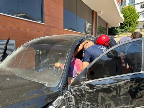 Otomobil apartmanın garaj kapısına çarptı; yönetici yaralanan sürücüden şikayetçi oldu