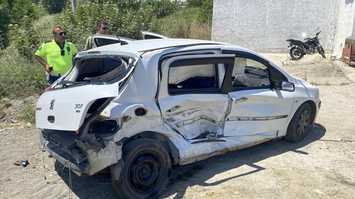 Polis otosuyla otomobil çarpıştı: 2 polis ve 1 asker yaralı