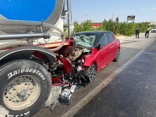 Emniyet şeridindeki tankere çarpan otomobilin sürücüsü ağır yaralandı