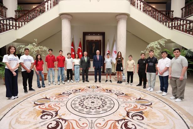 Bursa Valisi Ayyıldız, LGS’de tam puan alan 20 öğrenciyi makamında ağırladı