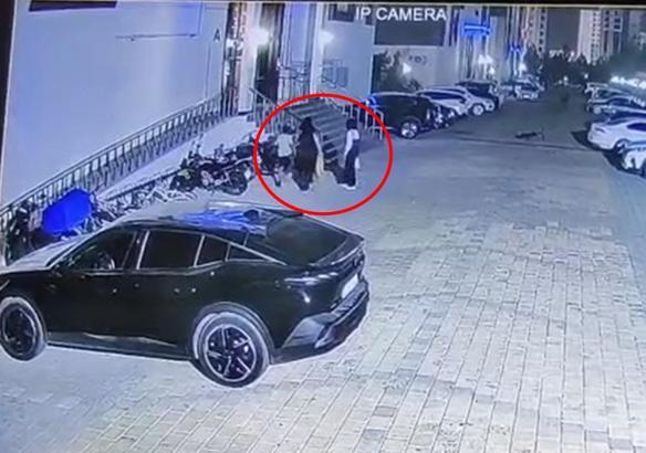 Oğlu ile tartışan çocuğa silah çekip, havaya ateş etti; o anlar kamerada