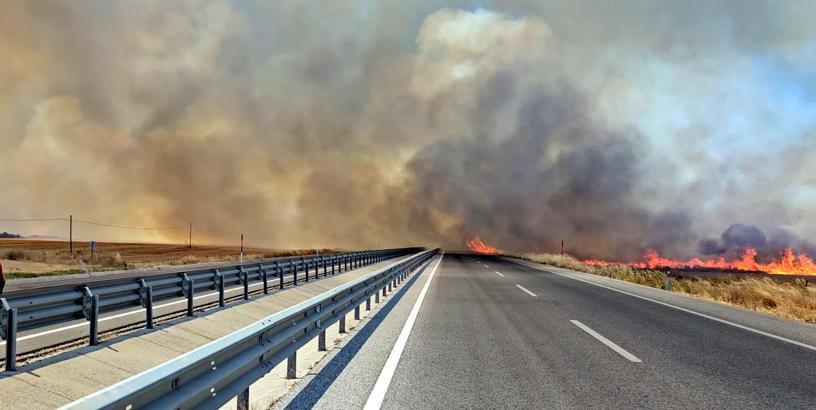 Edirne'de anız yangını; kara yolu kapatıldı