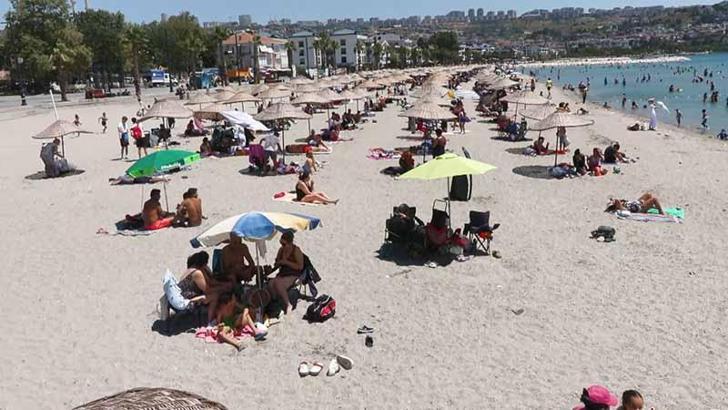 Sıcak havadan bunalanlar Büyükçekmece Albatros plajına akın etti