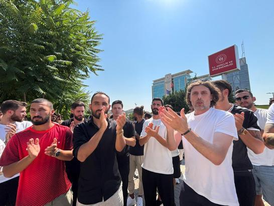 3’üncü Lig futbolcularından, Gençlik ve Spor Bakanlığı önünde basın açıklaması