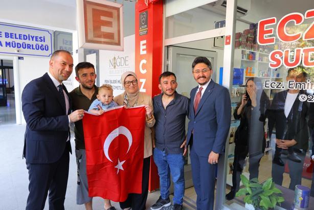 AK Parti'li Uygur, Niğde'de esnafa bayrak dağıttı