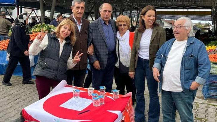 Türk bayrağı masa örtüsü olarak kullanıldı, ilçe başkanına 3 yıl hapis istendi