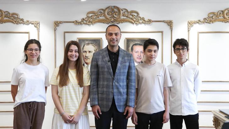 İstanbul- LGS birincileri Gaziosmanpaşa Belediye Başkan Vekili'ni ziyaret etti