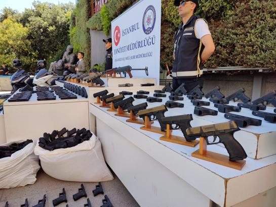 İstanbul- Organize suç örgütü operasyonunda ele geçirilenler emniyette sergilendi