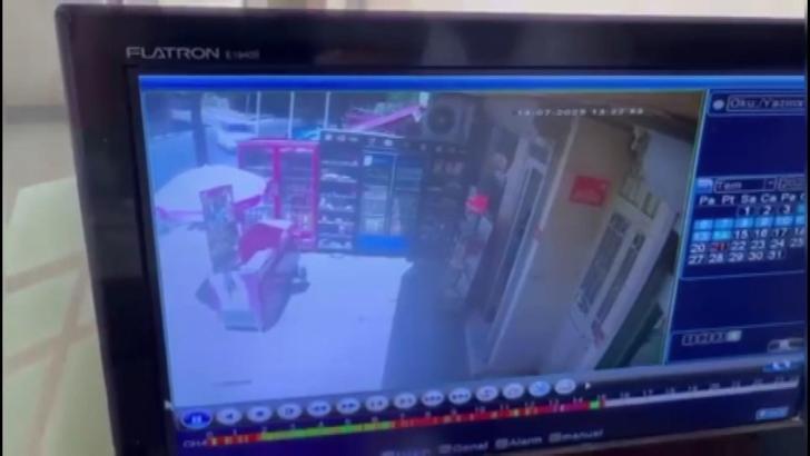 İstanbul- Sancaktepe'de otomobil bakkalın önündeki içecek dolabına çarptı; kaza kamerada