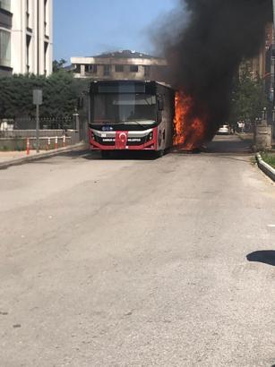 Seyir halindeyken alev alan belediye otobüsü yandı