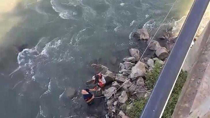 Baraj kapağı açılınca çayda mahsur kaldı