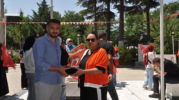 Şehit Ömer Halisdemir anısına 750 kilometre pedal çevirip şehit toprağını kabrine ulaştırdı