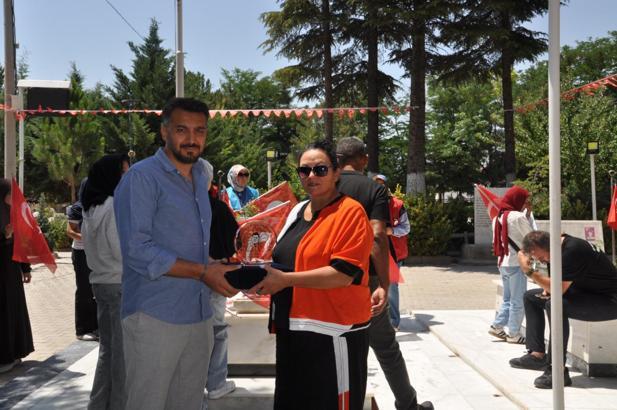 Şehit Ömer Halisdemir anısına 750 kilometre pedal çevirip şehit toprağını kabrine ulaştırdı