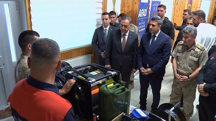Bingöl'de jandarma ekiplerine arama kurtarma ekipmanı desteği