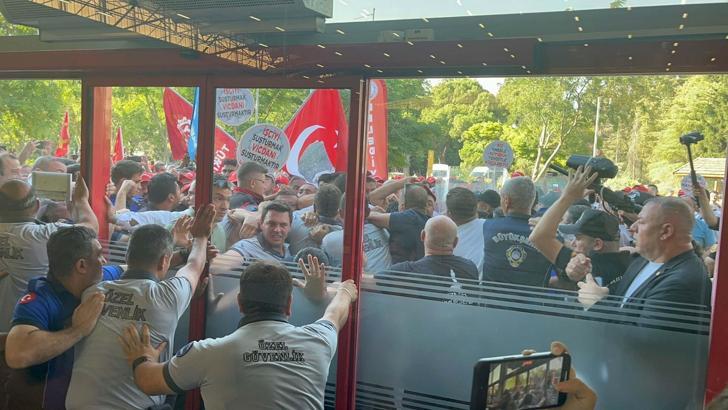 İzmir'de işten çıkarılanların eylemi 6'ncı gününde; meclis önünde arbede çıktı
