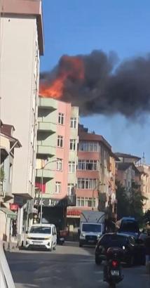 İstanbul- Pendik'te 4 katlı binanın çatısı alev alev yandı