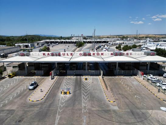 Edirne’deki dört sınır kapısında, tüm zamanların yolcu ve araç giriş rekoru kırıldı