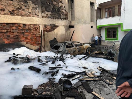 Odunlukta çıkan yangında 2 itfaiye eri ve 1 hamile kadın dumandan etkilendi