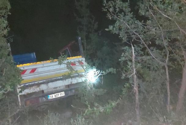 Kamyonet şarampole devrildi: 3 yaralı