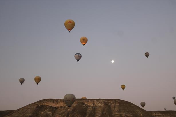Sıcak hava balonları, Türk bayrağı ve şehit Ömer Halisdemir posteri ile havalandı