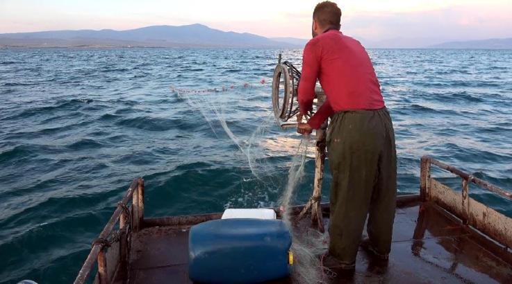Van Gölü'nde balıkçılar ‘vira bismillah’ deyip, ağlarını suya bıraktı