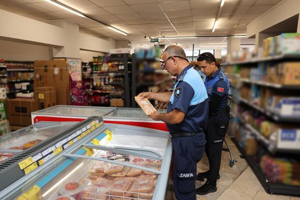 Akdeniz zabıtadan zincir marketlere etiket ve son kullanma tarihi denetimi