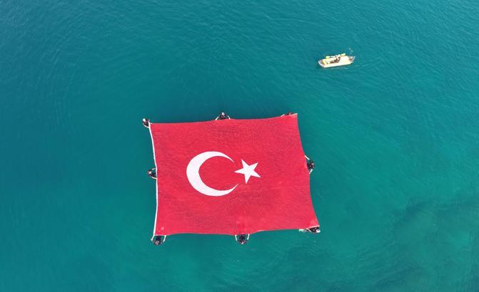Denizde Türk bayraklı '15 Temmuz' farkındalığı