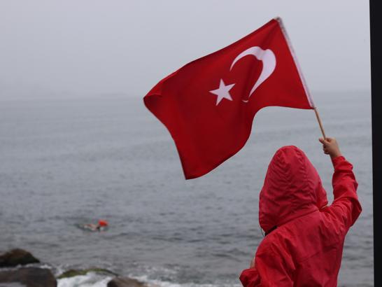 Dalgalı denizde şehitler anısına kulaç attılar