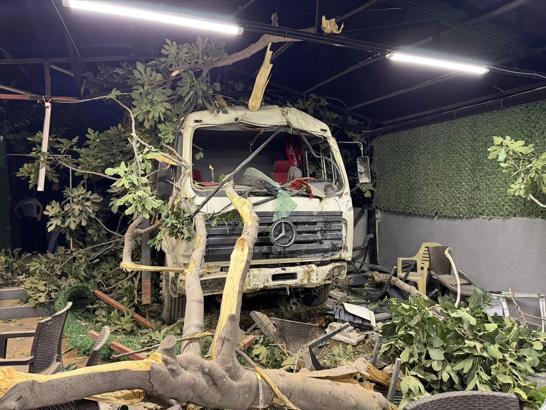 Kontrolden çıkan kamyon restoranın bahçesine düştü: 2 yaralı