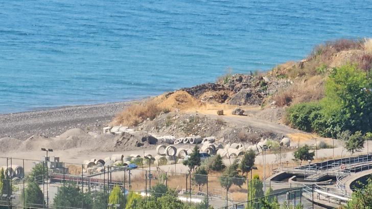 2009'da kapatılan çöplüğün atıkları dalgalarla sahile vuruyor / Ek fotoğraflar