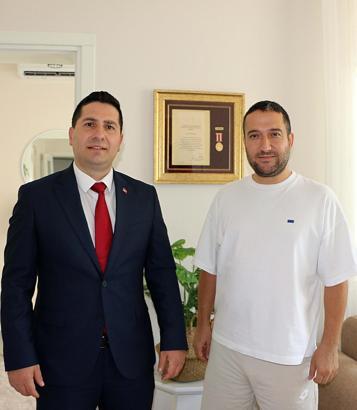 Sakarya İl Sağlık Müdürü Özdemir, 15 Temmuz’da ameliyatına girdiği gaziyi ziyaret etti