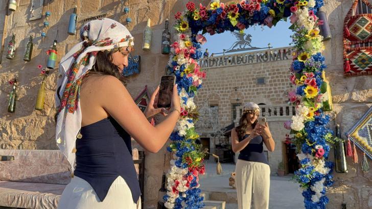 Termometrelerin 40 derecenin üzerinde gösterdiği Midyat’a, sıcağa rağmen turist akını