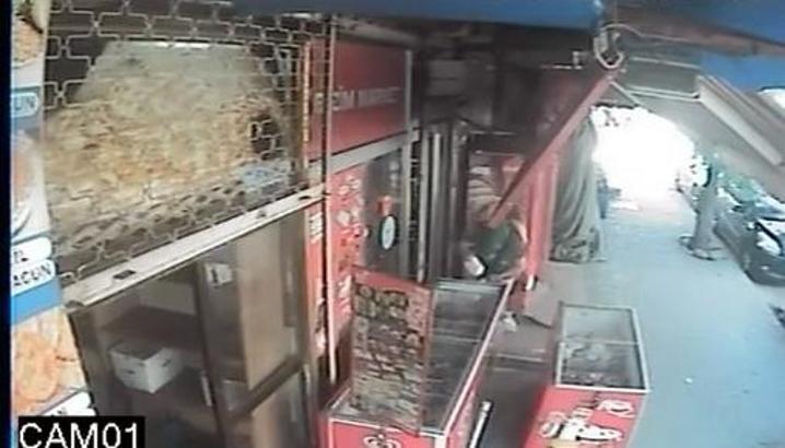 İstanbul- Avcılar'da dondurma çalarken yakalandı, geri verip  tekrar çaldı