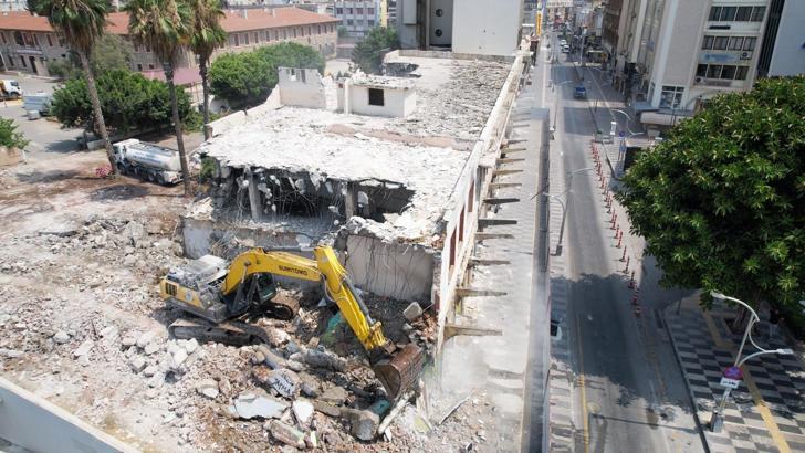 Mersin Öğretmenevi kontrollü yıkıldı