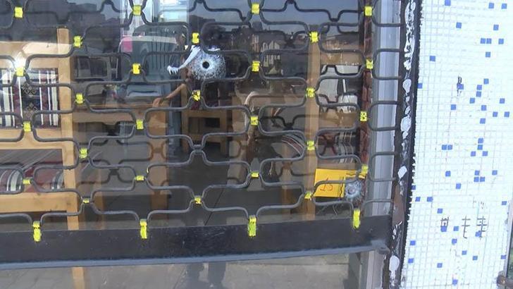 Küçükçekmece'de derneğe silahlı saldırı; 18 el ateş edildi