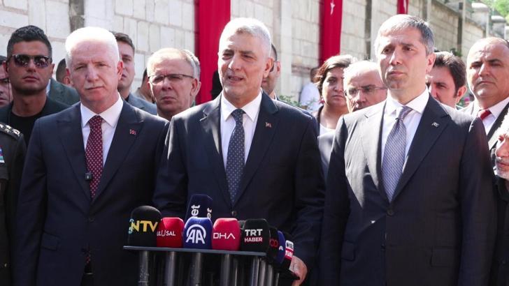 İstanbul - Ticaret Bakanı Bolat ve Vali Gül'den 15 Temmuz Şehitliğine ziyaret