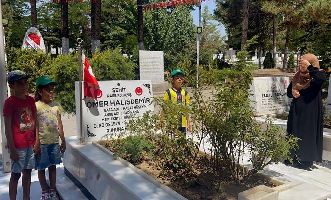 Şehadetinin 9’uncu yılında Ömer Halisdemir’in kabrine ziyaretçi akını
