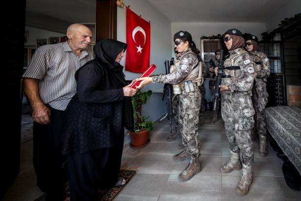 15 Temmuz şehidi özel harekat polisinin ailesine, silah arkadaşlarından ziyaret