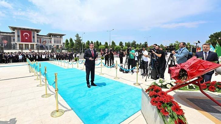 Cumhurbaşkanı Yardımcısı Yılmaz, 15 Temmuz Anıtı'na çelenk bıraktı