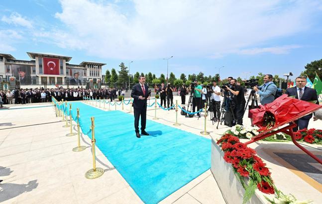 Cumhurbaşkanı Yardımcısı Yılmaz, 15 Temmuz Anıtı'na çelenk bıraktı