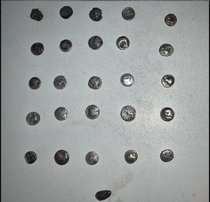 Şüphe üzerine durdurulan otomobilde 26 adet sikke ele geçirildi