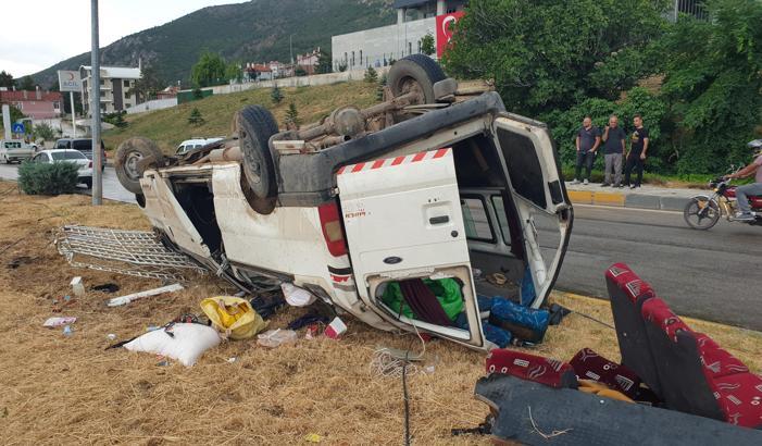 Minibüs devrildi: 4 yaralı