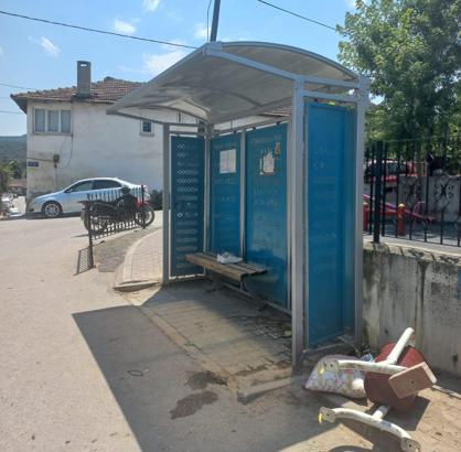 Otobüs durağına çarpan motosikletin sürücüsü yaralandı