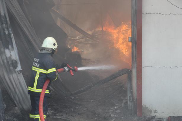 Bolu'da medikal malzeme üretilen fabrikada çıkan yangın kontrol altında (3)