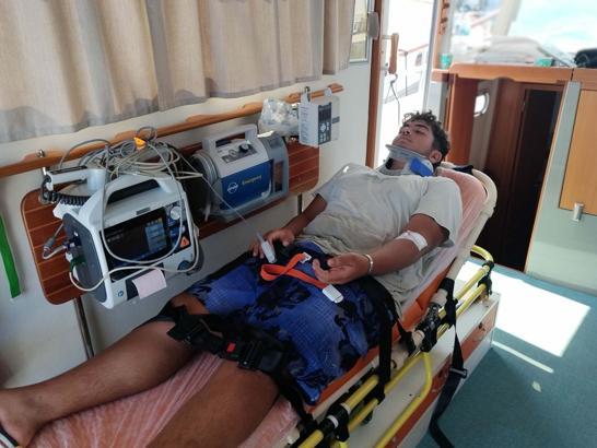 Teknede düşerek yaralanan personel, deniz ambulansıyla tahliye edildi