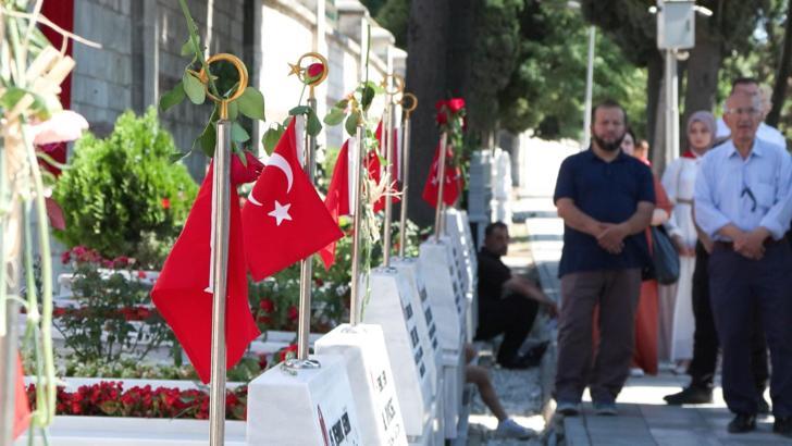 İstanbul- Edirnekapı Şehitliği 15 Temmuz'da ziyaretçi akınına uğradı