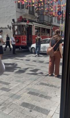 İstanbul - İstiklal Caddesi'nde sürücüsünün kontrolünden çıkan otomobil tramvaya çarptı