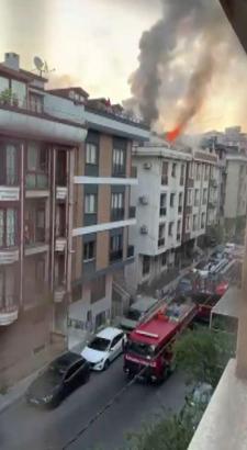 İstanbul -Kağıthane'de 4 katlı binanın çatısı alev alev yandı